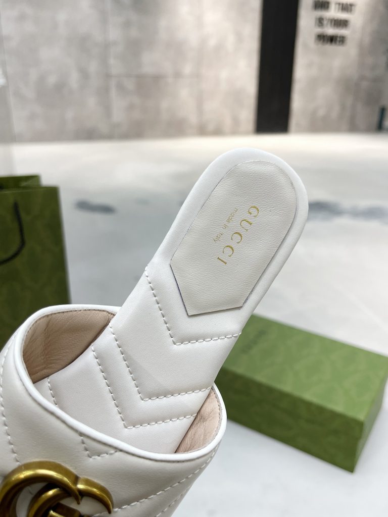 Gucci flat slippers white