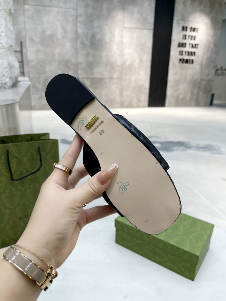 Gucci flat slippers black