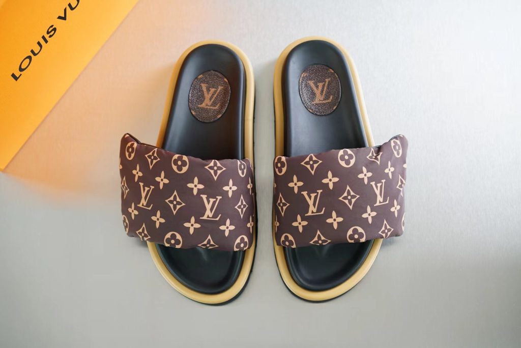 LOUIS VUITTON round head flat heel fashion sandals female models