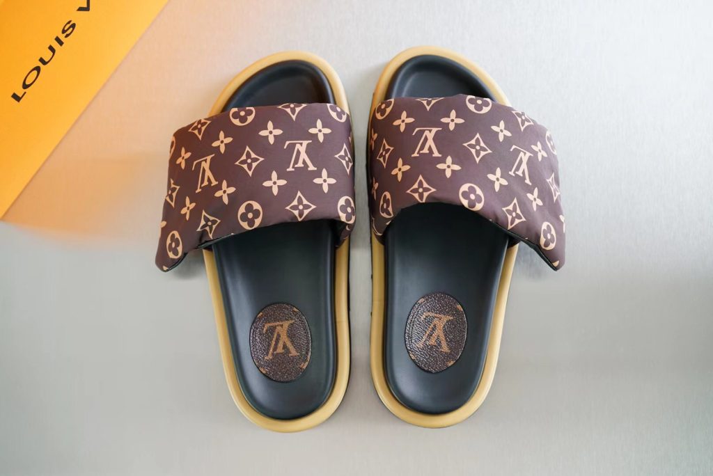 LOUIS VUITTON round head flat heel fashion sandals female models