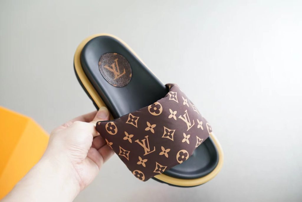 LOUIS VUITTON round head flat heel fashion sandals female models