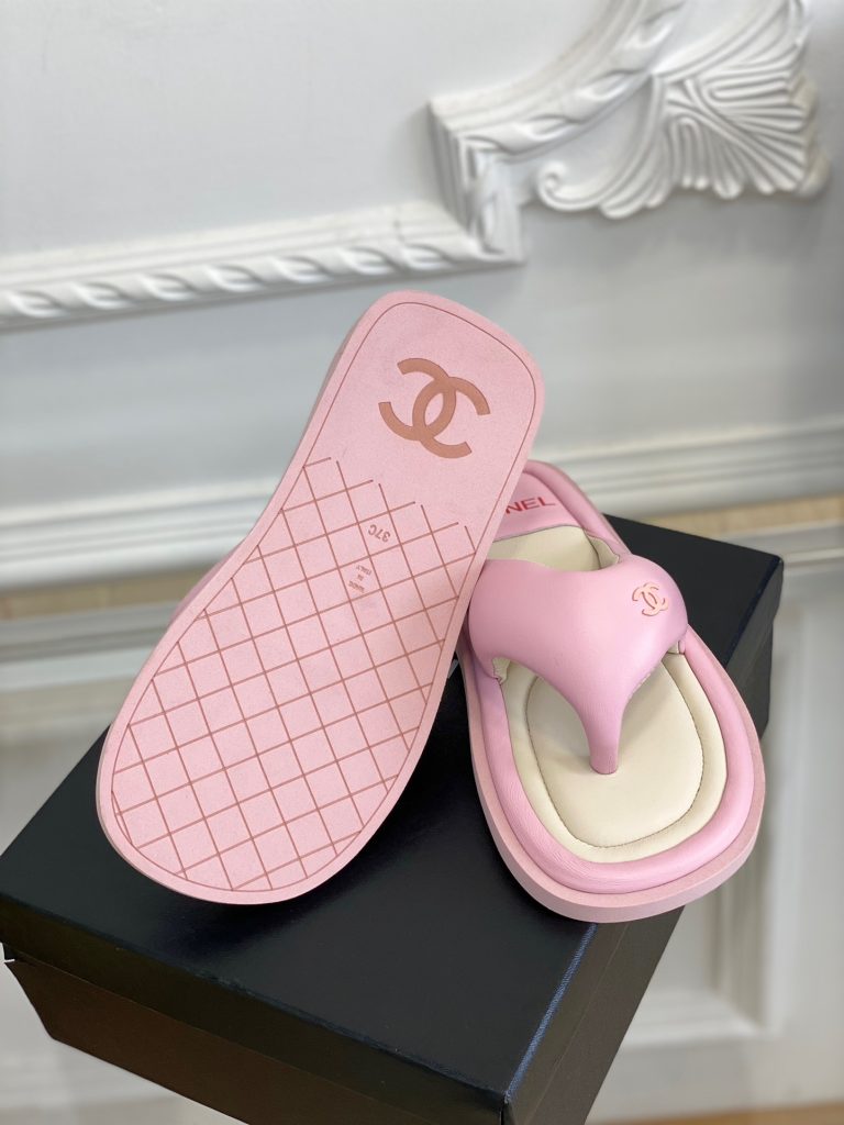 CHANEL Small fragrance spring and summer bread flip flops