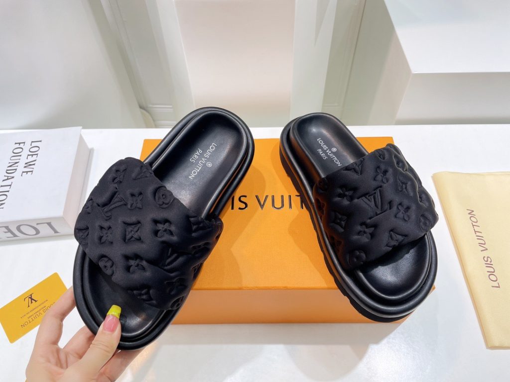 LOUIS VUITTON POOLPILLOWCOMFORT fashion slippers for women black