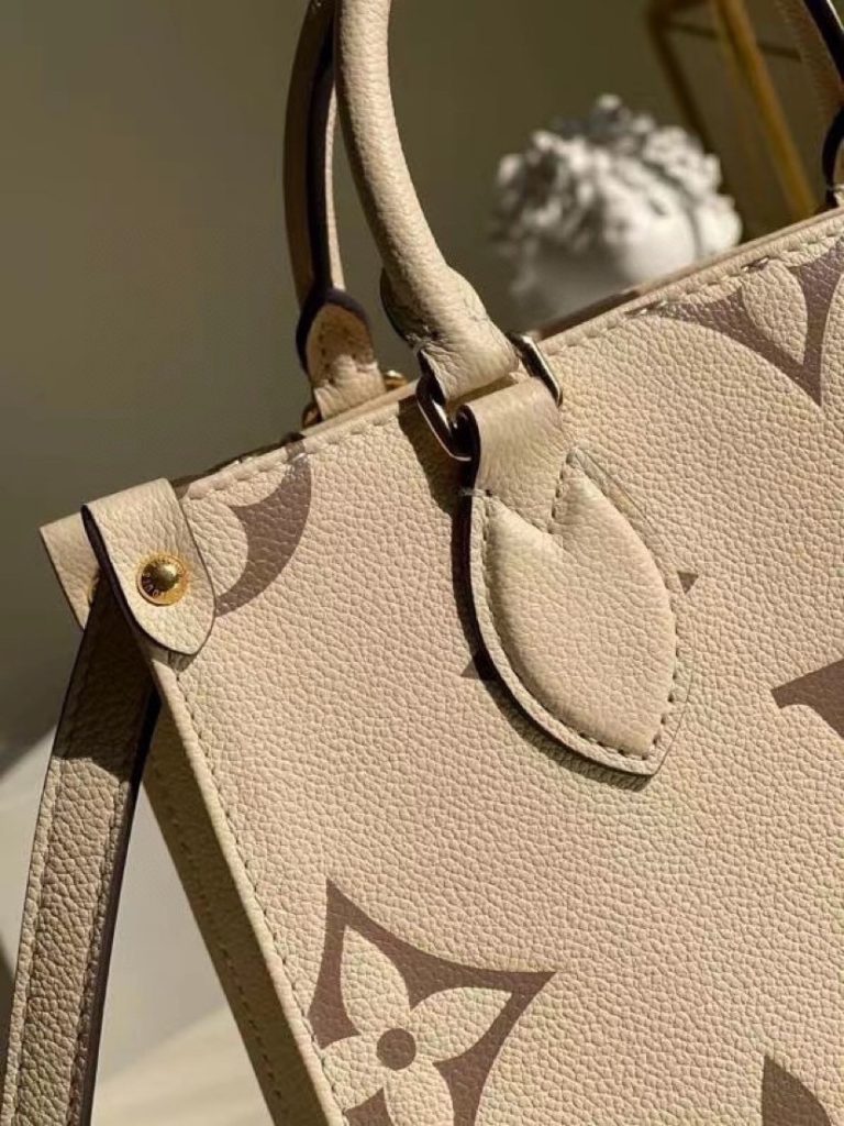 LOUIS VUITTON ONTHEGO Versatile Commuting Bicolor Aging Embossed Grain Cowhide Tote Bag Tote Bag Shopping Bag One Shoulder Handbag Small Women's Milk White Light Pink